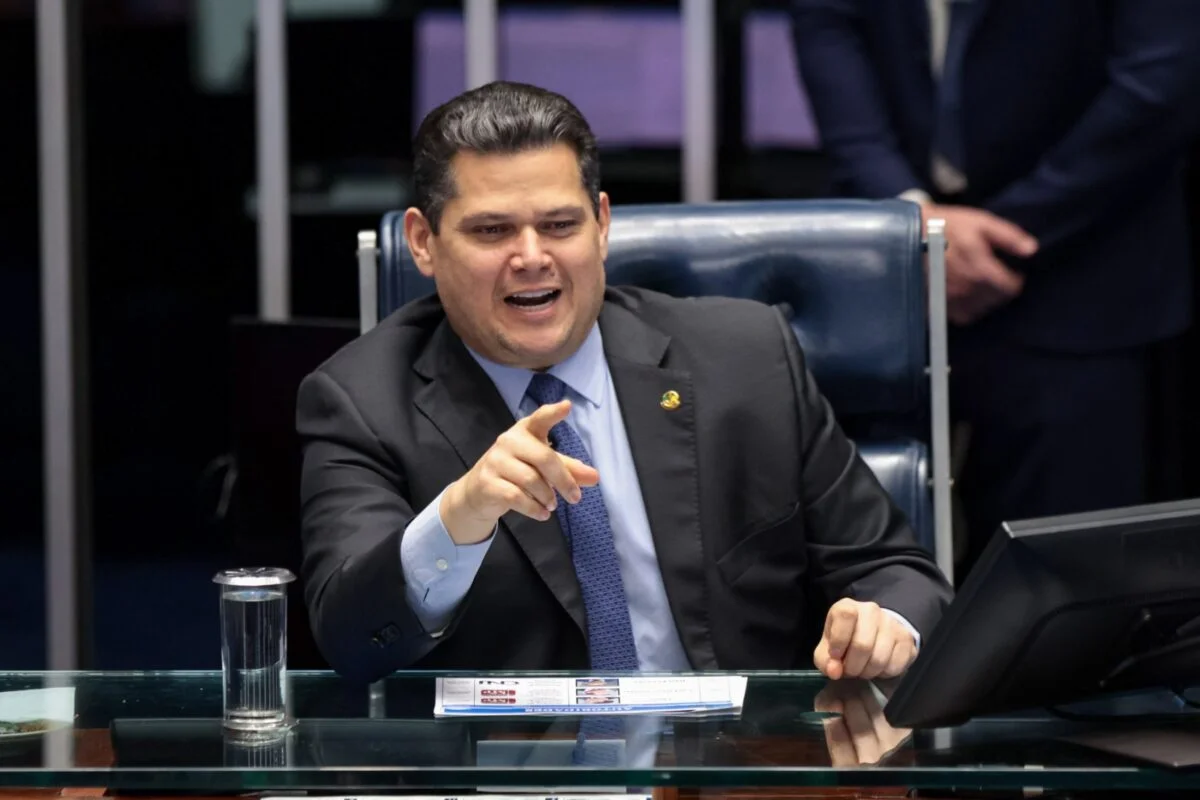 Alcolumbre assina despacho e avança com PEC do fim da escala 6x1