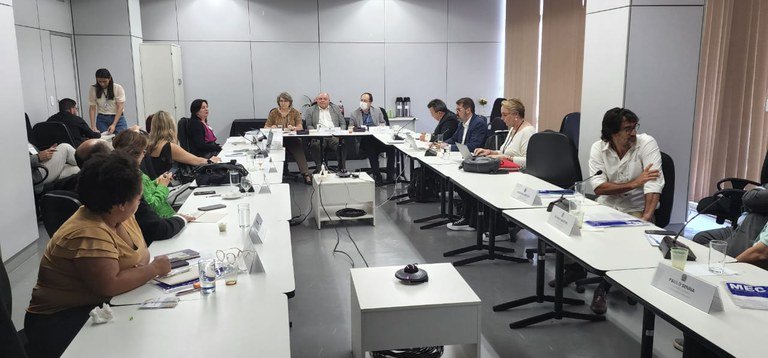 Piso salarial do magistério é tema de debate no MEC