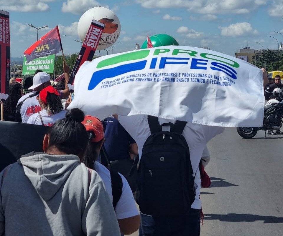 Milhares de pessoas se manifestam em prol da pauta da classe trabalhadora no DF