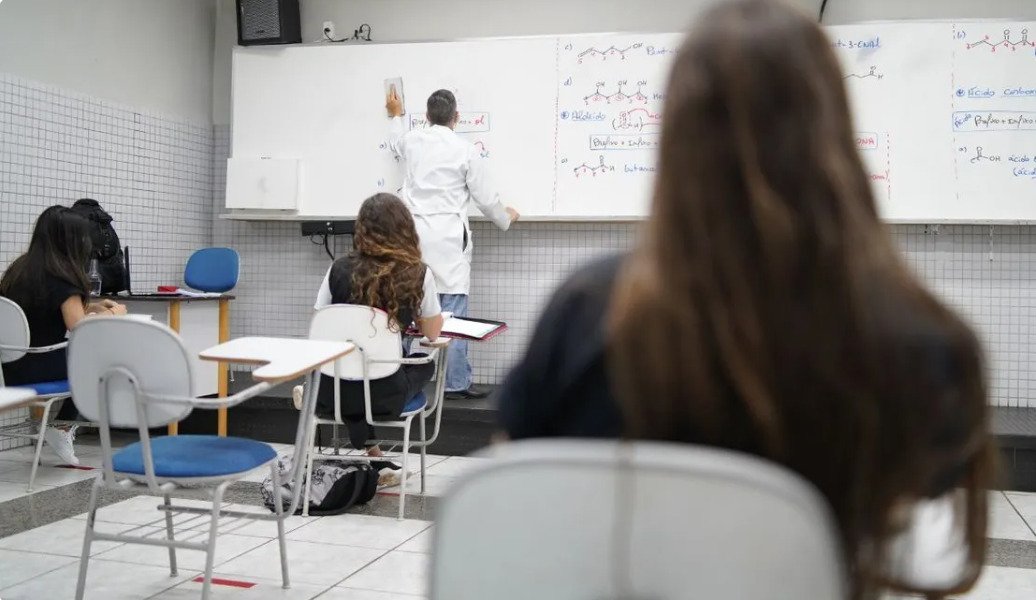 Doutores enfrentam penalidades salariais e alta taxa de sobre-educação, mostra Ipea