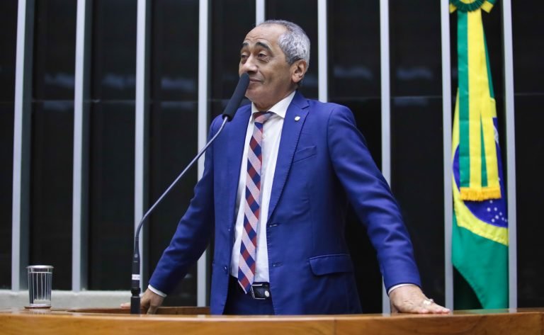 Projeto assegura psicólogos e assistentes sociais na educação superior e profissional