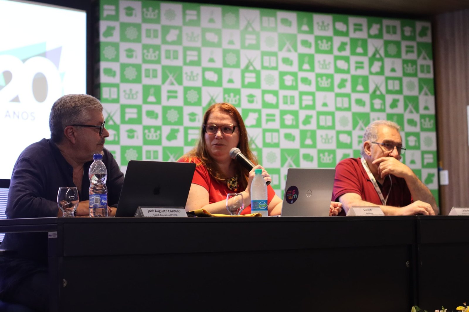 Mesa internacional aborda desafios para a luta por uma educação pública de qualidade em diferentes países