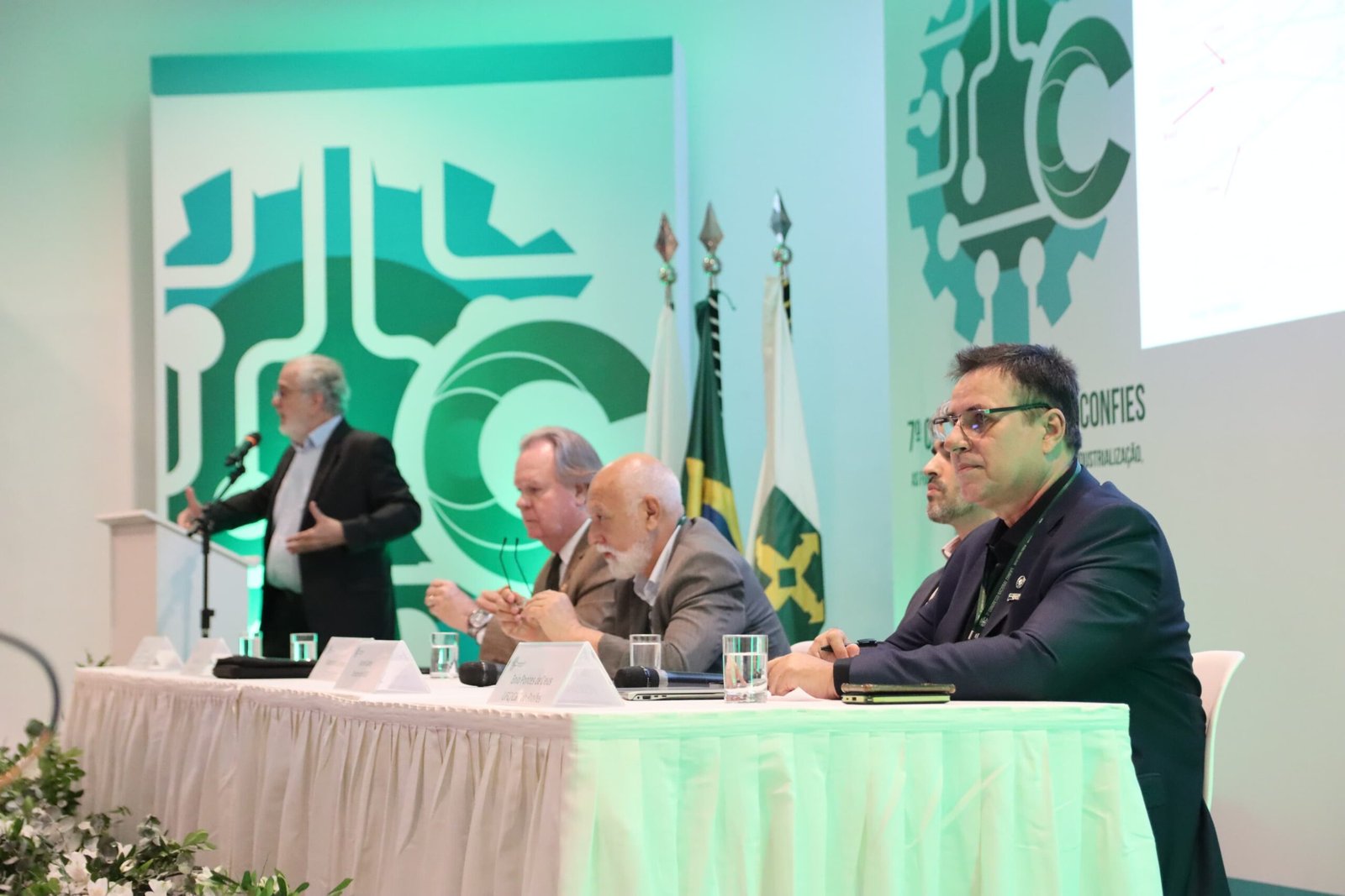 PROIFES-Federação discute Neoindustrialização e Inovação no 7º Congresso do CONFIES