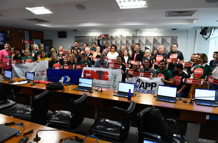 Audiência cobra maior financiamento público para a educação e repudia privatizações