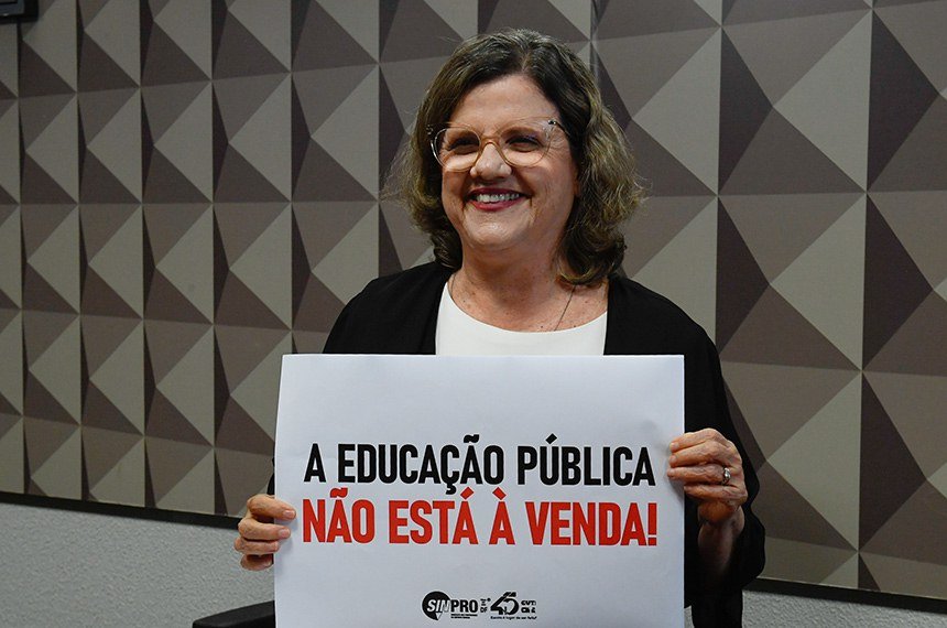 Valorizar a educação requer investimento e democracia forte, aponta debate