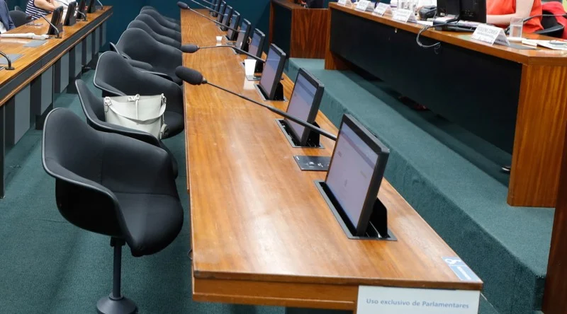 Em obstrução por anistia, oposição trava Comissão de Educação