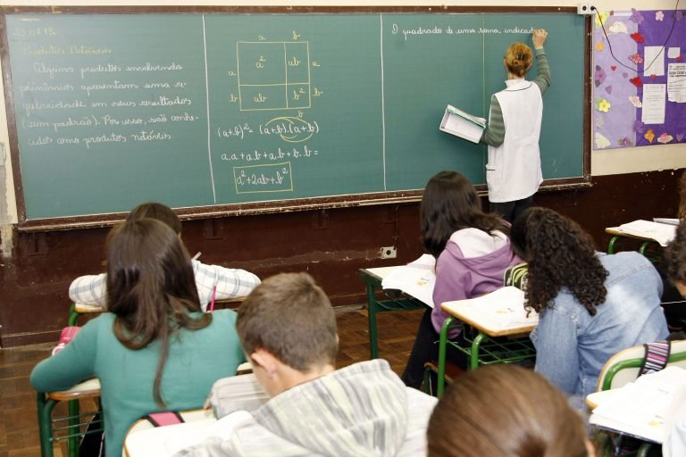 Comissão discute descumprimento de piso salarial dos professores