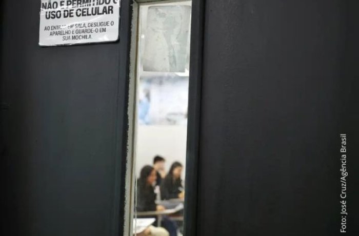 Pressão, assédio e falta de valorização: a realidade que adoece quem educa