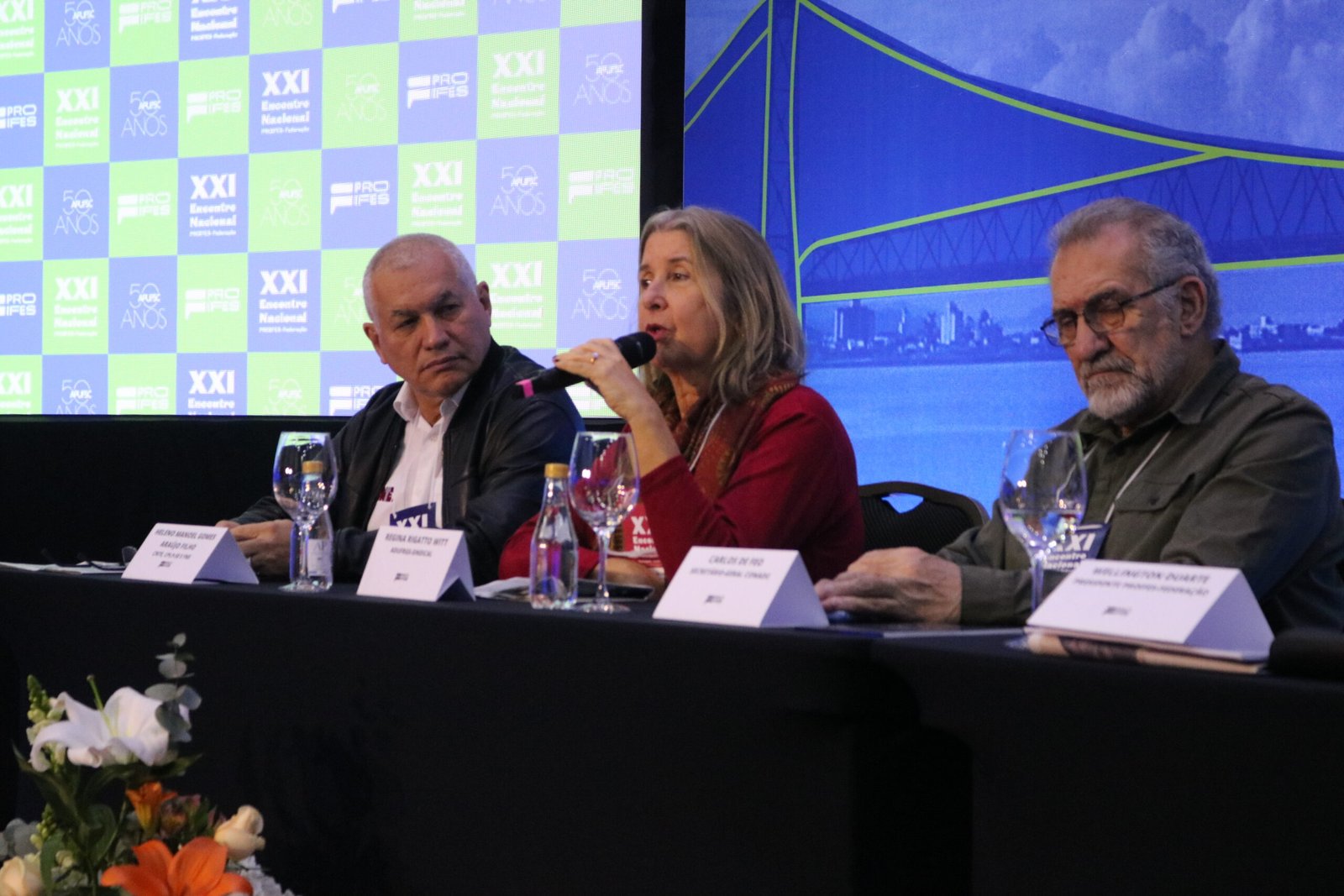 XXI Encontro Nacional: Mesa Internacional realiza debates sobre conjuntura global e desafios para a educação pública