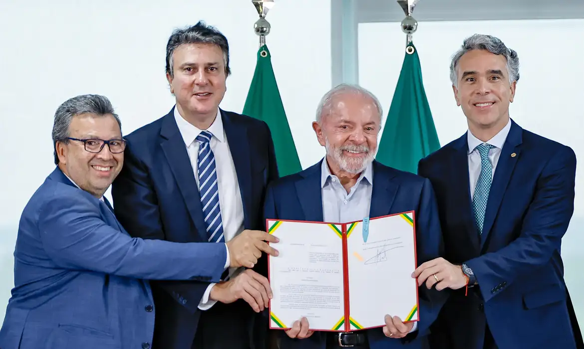 O presidente Luiz Inácio Lula da Silva sancionou, nesta sexta-feira (31), em Brasília, a lei que institui o Sistema Nacional de Educação (SNE). O texto prevê a cooperação entre Un…