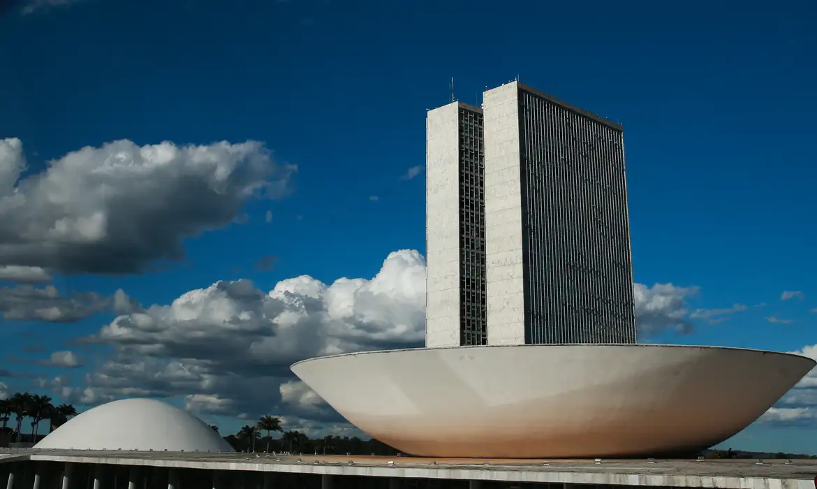 Aprovada na CCJ, fim da escala 6×1 avança na Câmara