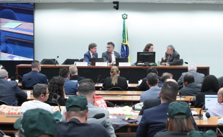 Centrais pedem fim da 6X1 sem transição de 10 anos