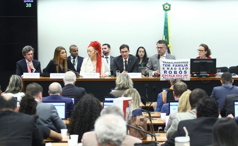 Após pedido de vistas, votação da ‘PEC 6X1’ fica para quarta (27). Saiba os detalhes da proposta