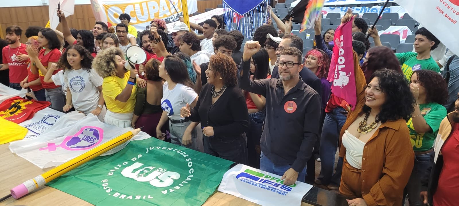 PROIFES compõe mesa de abertura no 6° Congresso da UESDF