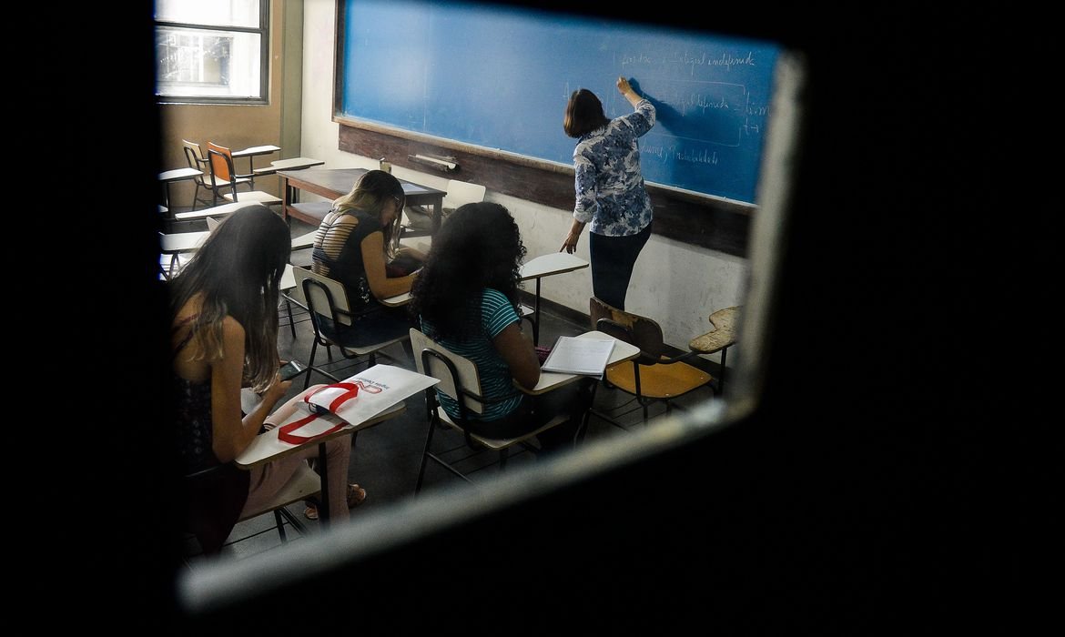 Pesquisa investiga como a polarização afeta o dia a dia de professores