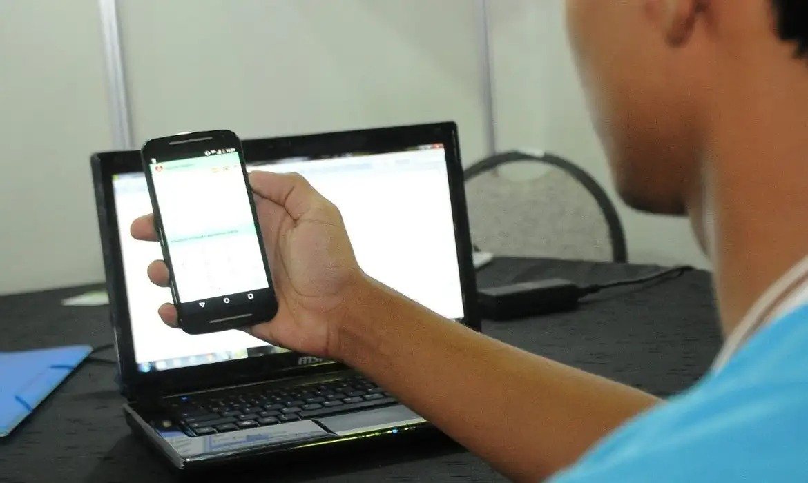 Falta investimento para conectar escolas brasileiras à internet, mostra levantamento