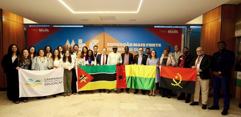MEC debate cooperação em educação com países lusófonos