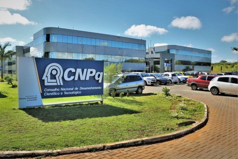 Bloqueio de R$ 300 milhões no CNPq pode afetar pagamento de milhares de bolsas de pesquisa