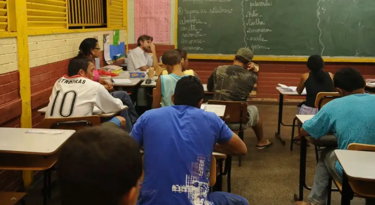 Estudo revela que 64 milhões de brasileiros não concluíram ensino básico